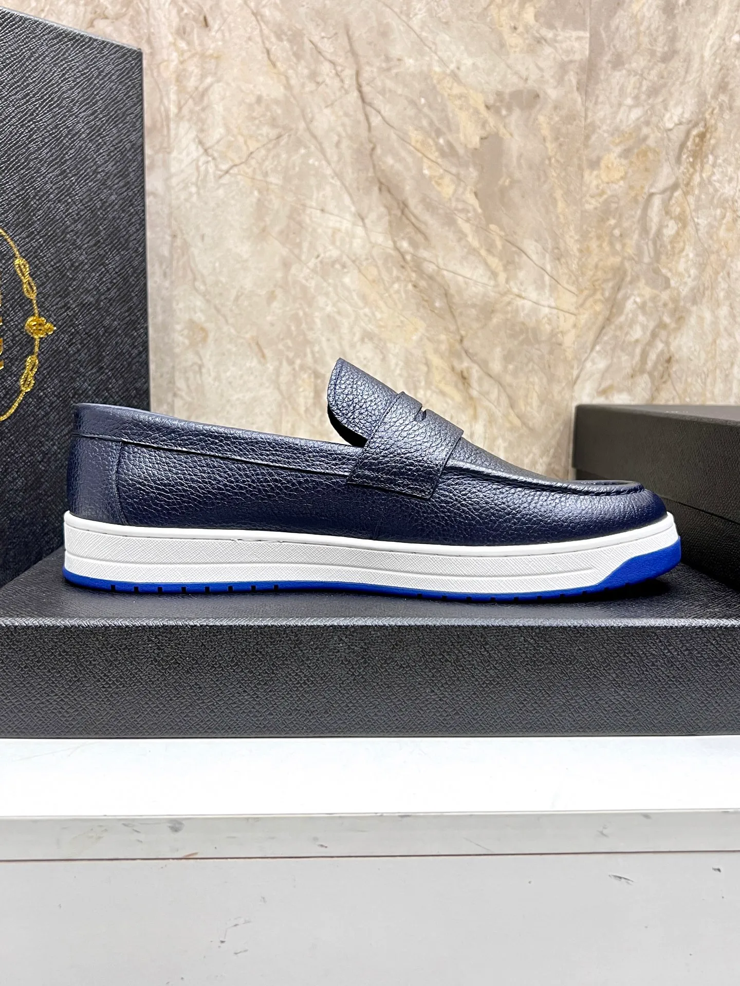 💰620 Prada classic men’s lace-up casual shoes｜Imported cowhide upper｜Layered stitching design on the upper Lightweight and breathable｜Soft and comfortable｜PRADA letters on the side｜Distinctive sporty style Showing the brand style｜Lightweight embossed rubber sole｜With cowhide foot pad lining｜Excellent foot feel Fashionable and elegant｜Size: 38-44 (customized at 45)